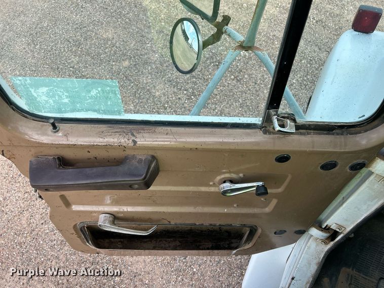 image for item EC1400 1986 International Harvester 1754 oil distributor truck