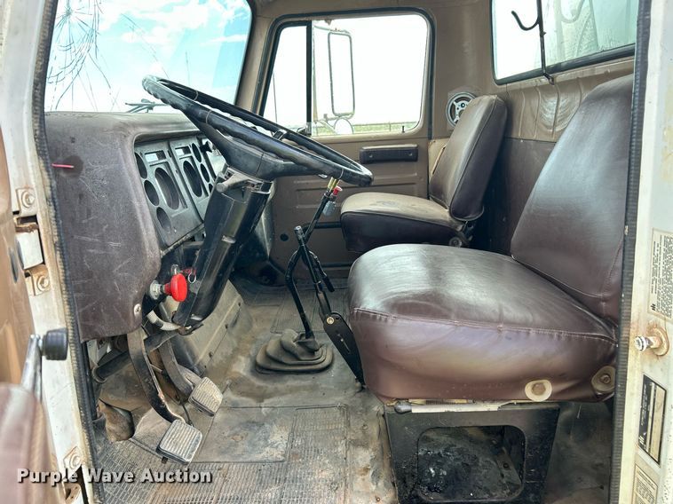 image for item EC1400 1986 International Harvester 1754 oil distributor truck