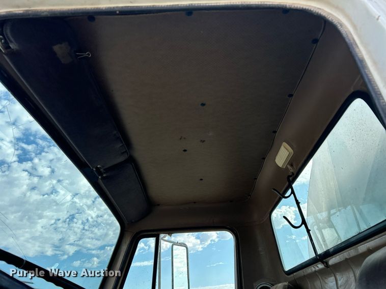 image for item EC1400 1986 International Harvester 1754 oil distributor truck