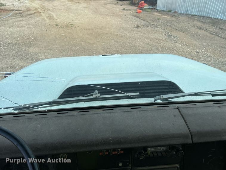 image for item EC1400 1986 International Harvester 1754 oil distributor truck