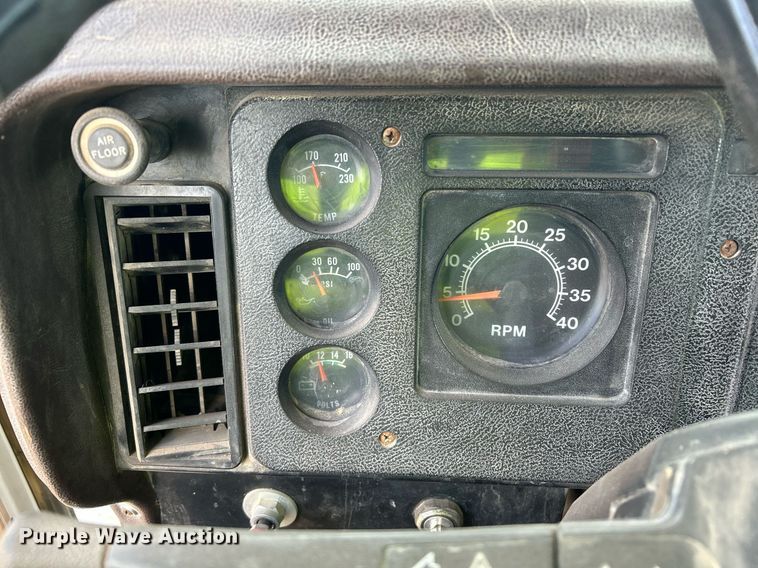 image for item EC1400 1986 International Harvester 1754 oil distributor truck