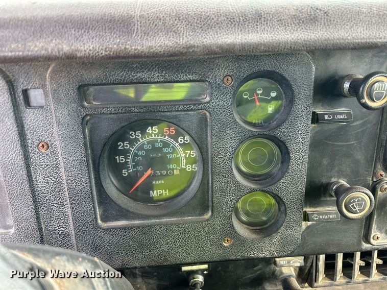 image for item EC1400 1986 International Harvester 1754 oil distributor truck