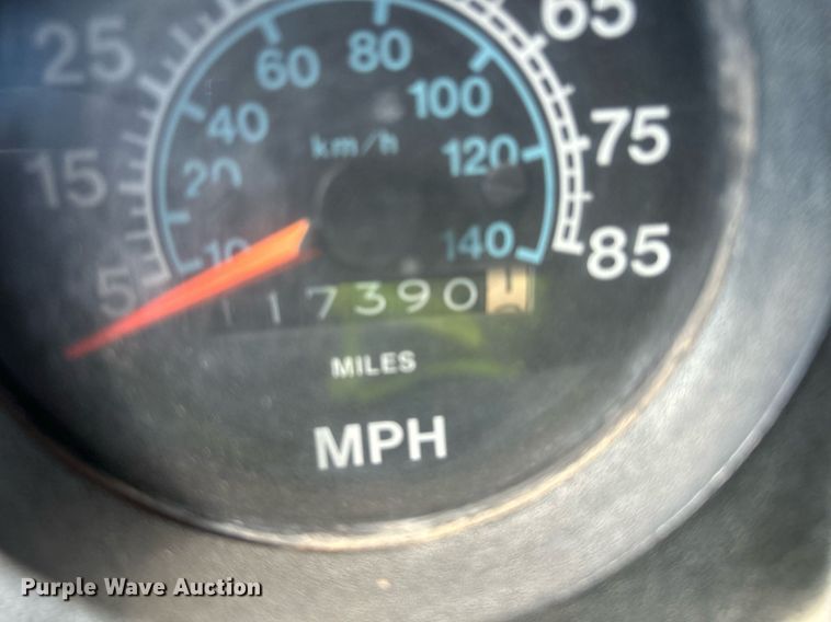 image for item EC1400 1986 International Harvester 1754 oil distributor truck