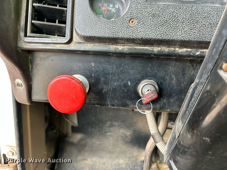 image for item EC1400 1986 International Harvester 1754 oil distributor truck