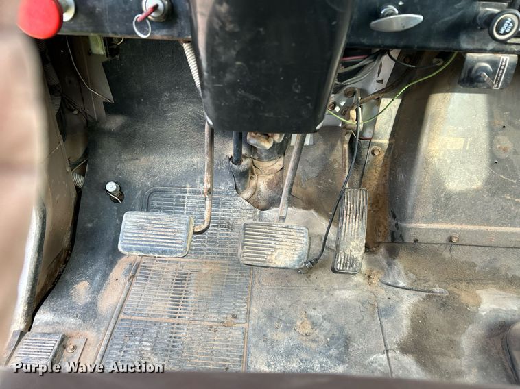 image for item EC1400 1986 International Harvester 1754 oil distributor truck