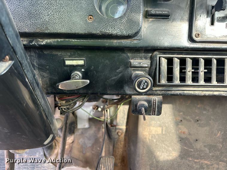 image for item EC1400 1986 International Harvester 1754 oil distributor truck