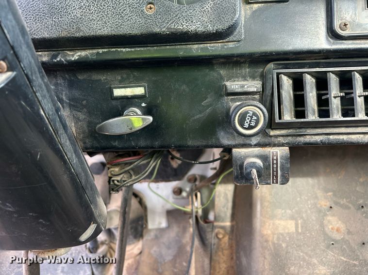 image for item EC1400 1986 International Harvester 1754 oil distributor truck