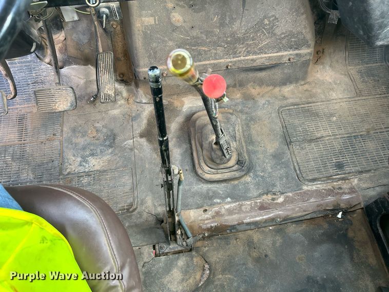 image for item EC1400 1986 International Harvester 1754 oil distributor truck