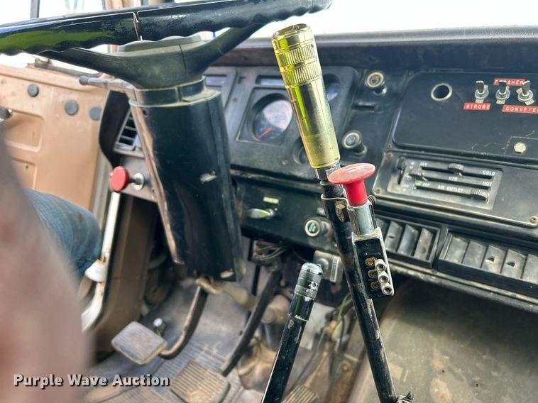 image for item EC1400 1986 International Harvester 1754 oil distributor truck