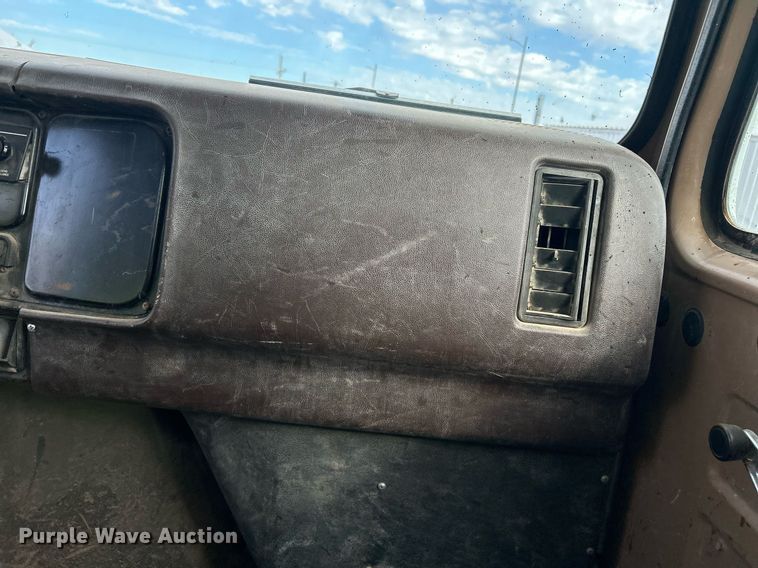 image for item EC1400 1986 International Harvester 1754 oil distributor truck