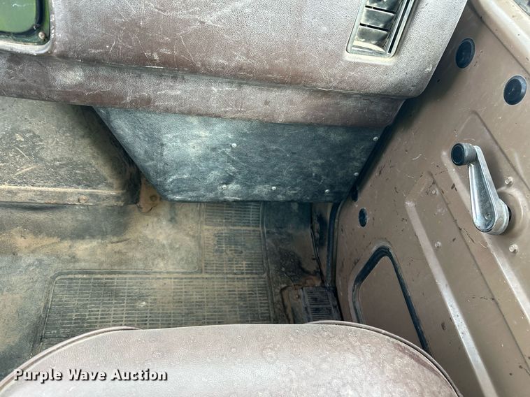 image for item EC1400 1986 International Harvester 1754 oil distributor truck