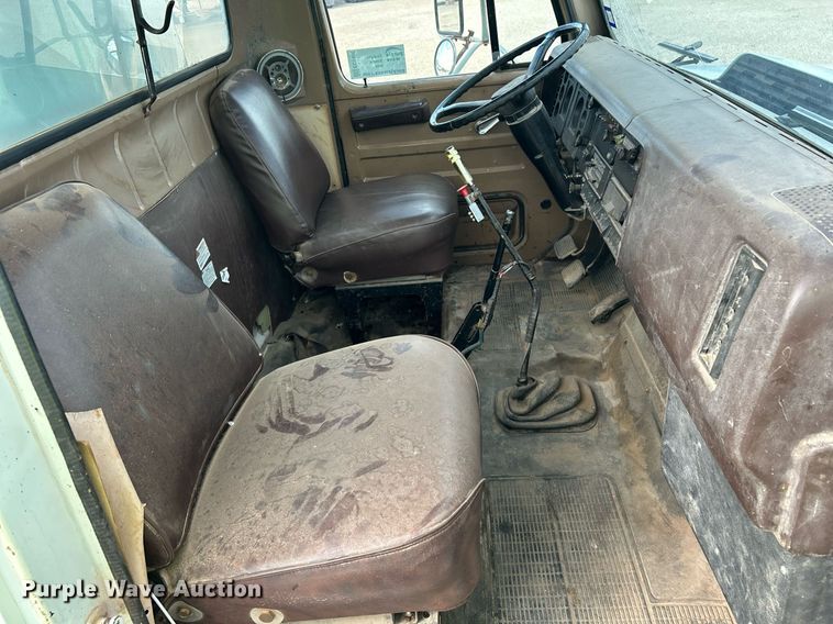 image for item EC1400 1986 International Harvester 1754 oil distributor truck