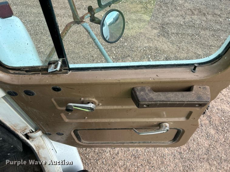 image for item EC1400 1986 International Harvester 1754 oil distributor truck