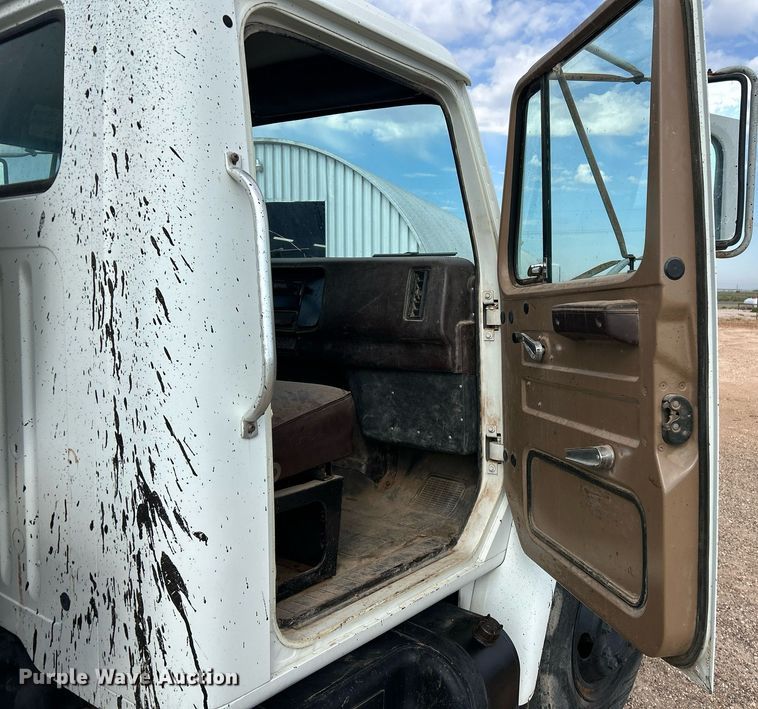 image for item EC1400 1986 International Harvester 1754 oil distributor truck