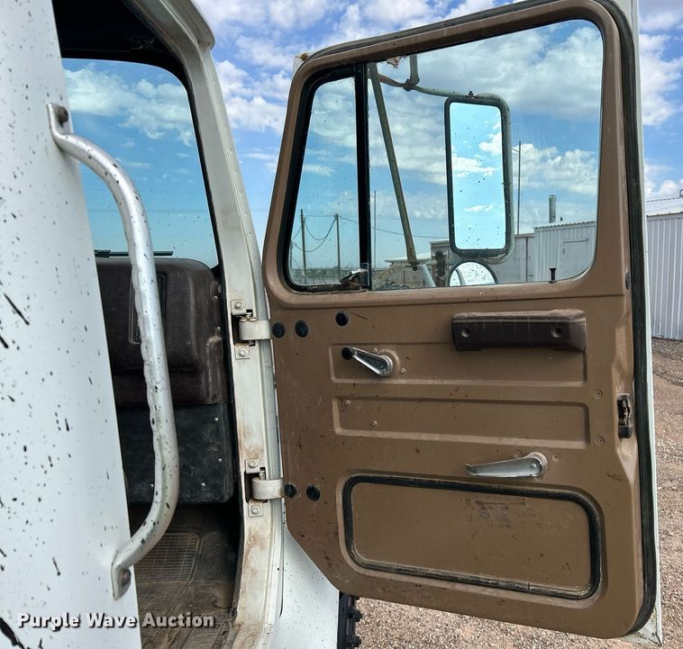 image for item EC1400 1986 International Harvester 1754 oil distributor truck