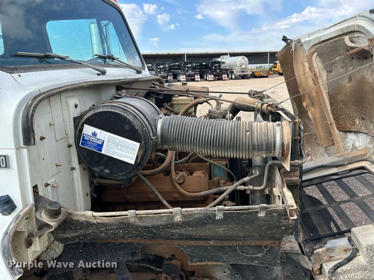 image for item EC1400 1986 International Harvester 1754 oil distributor truck