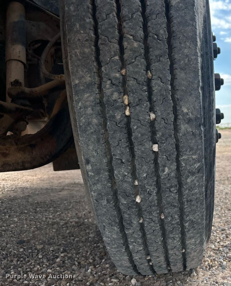 image for item EC1400 1986 International Harvester 1754 oil distributor truck