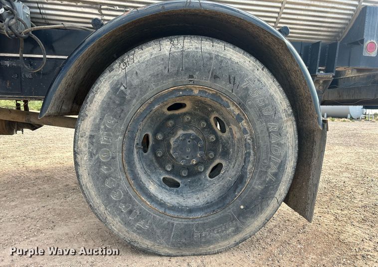 image for item EC1400 1986 International Harvester 1754 oil distributor truck