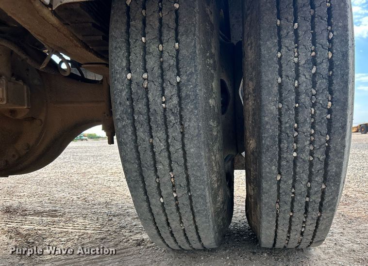 image for item EC1400 1986 International Harvester 1754 oil distributor truck