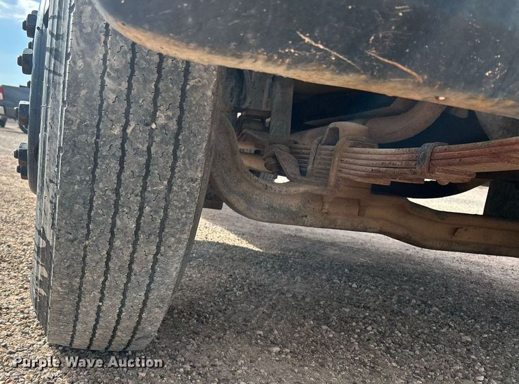 image for item EC1400 1986 International Harvester 1754 oil distributor truck