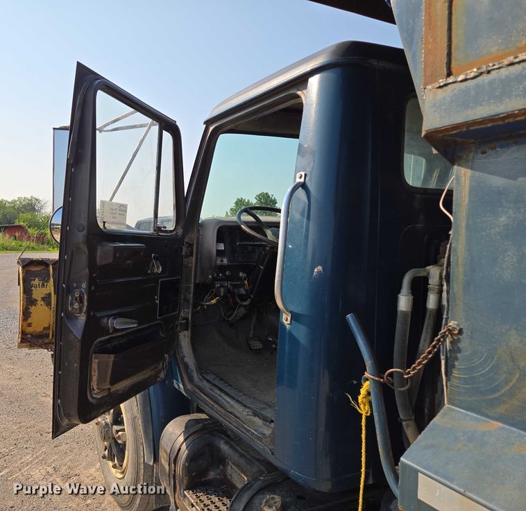 image for item EF1505 1989 International F1954 dump truck