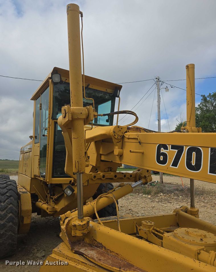 image for item EF3560 1994 John Deere 670B motor grader