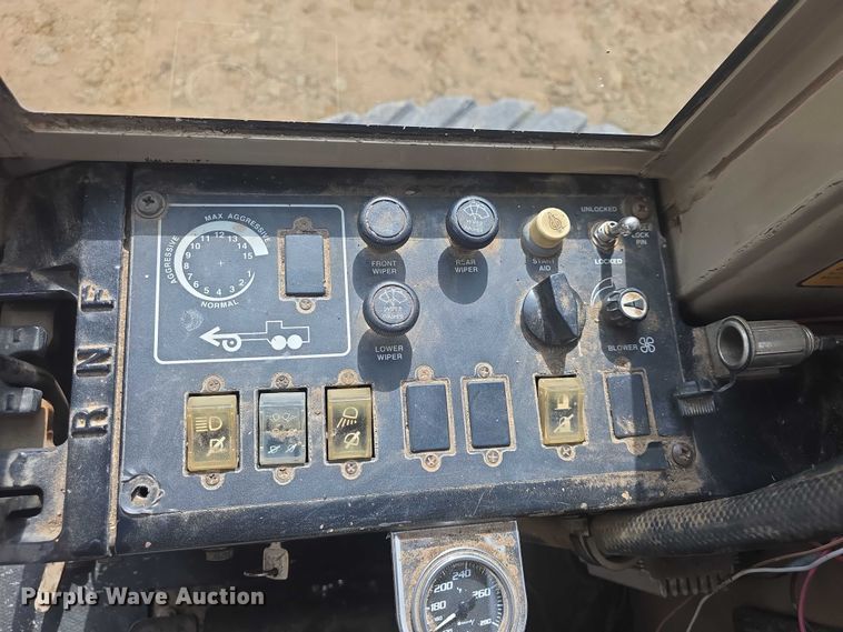 image for item EF3560 1994 John Deere 670B motor grader