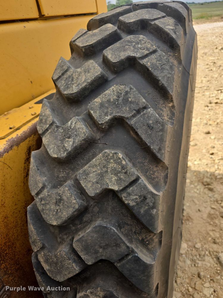 image for item EF3560 1994 John Deere 670B motor grader