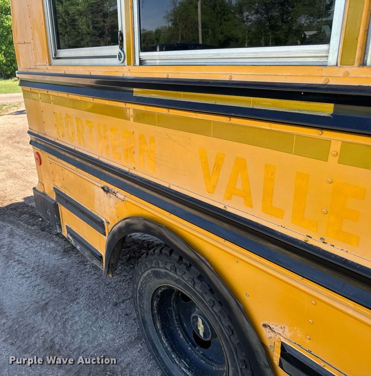 image for item EG6451 2000 Chevrolet Express 3500 school bus