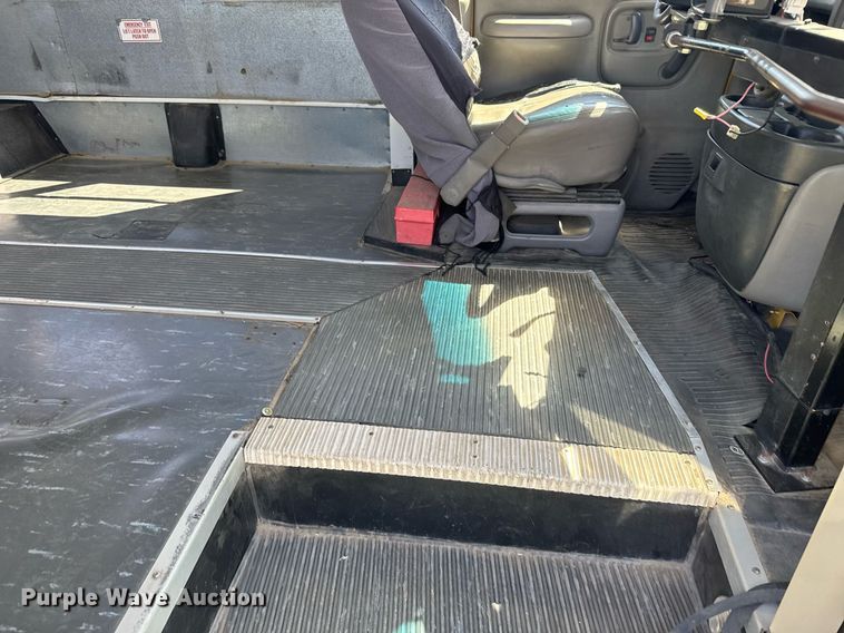 image for item EG6451 2000 Chevrolet Express 3500 school bus