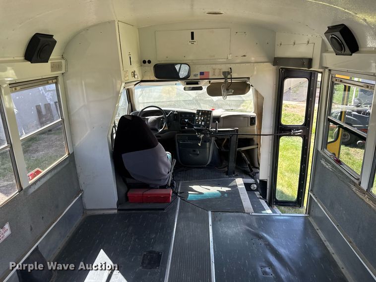 image for item EG6451 2000 Chevrolet Express 3500 school bus