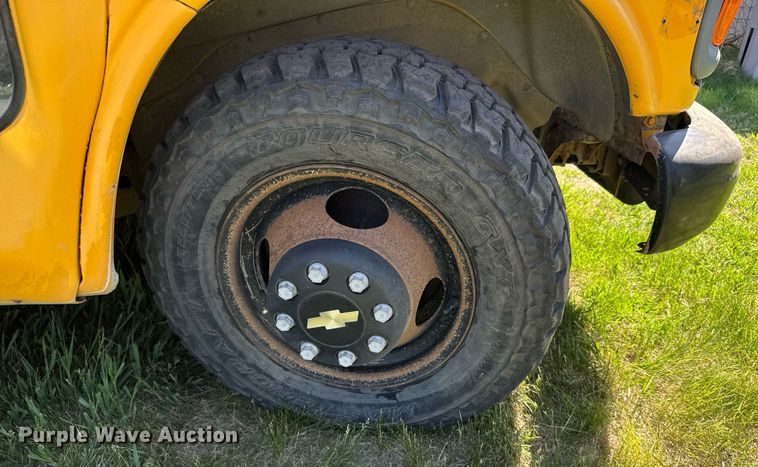 image for item EG6451 2000 Chevrolet Express 3500 school bus