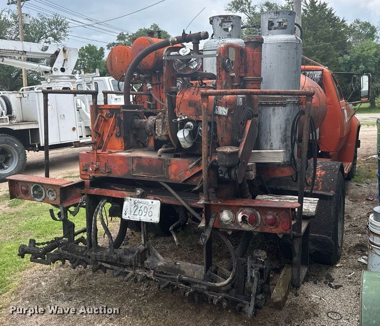 image for item EG6570 1977 Dodge D700 oil distributor truck