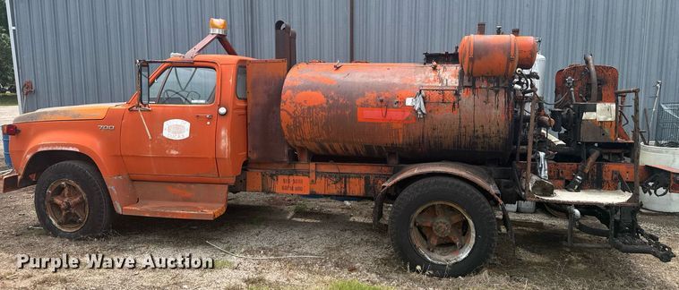 image for item EG6570 1977 Dodge D700 oil distributor truck