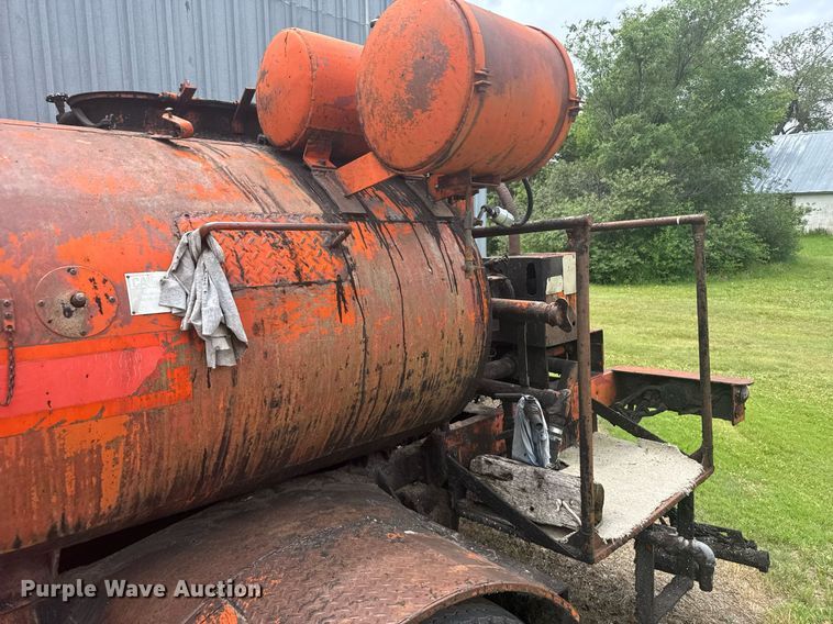 image for item EG6570 1977 Dodge D700 oil distributor truck