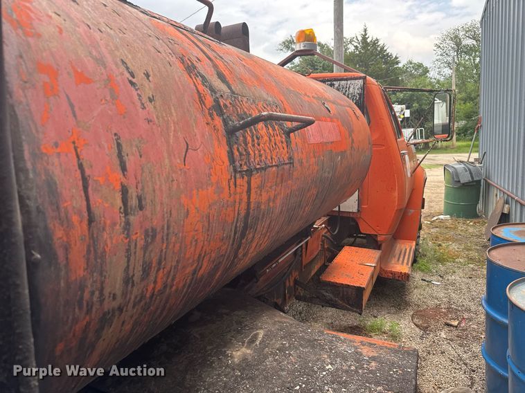 image for item EG6570 1977 Dodge D700 oil distributor truck