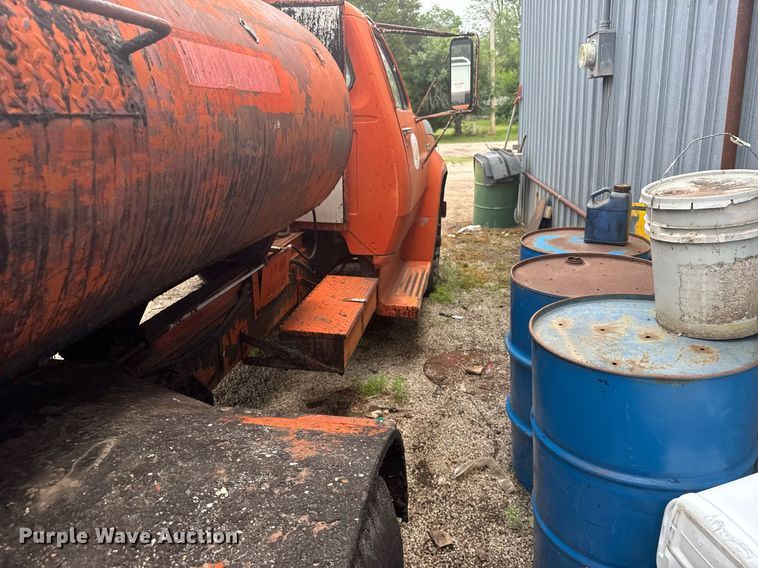 image for item EG6570 1977 Dodge D700 oil distributor truck