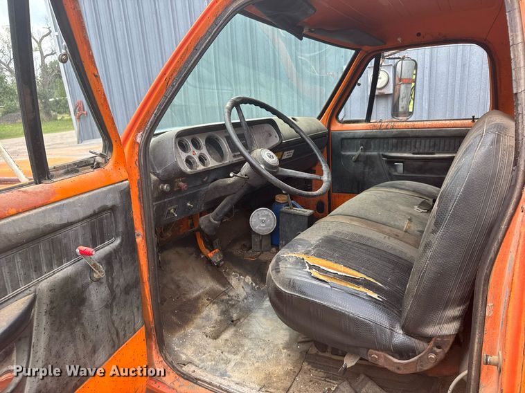 image for item EG6570 1977 Dodge D700 oil distributor truck