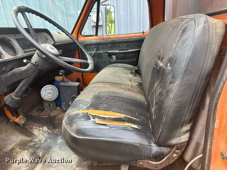 image for item EG6570 1977 Dodge D700 oil distributor truck