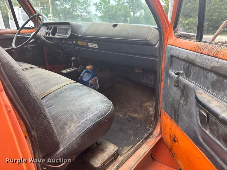 image for item EG6570 1977 Dodge D700 oil distributor truck