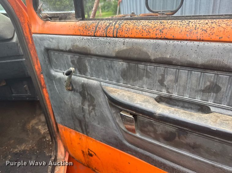 image for item EG6570 1977 Dodge D700 oil distributor truck