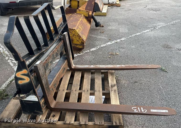 image for item EG8502 John Deere Worksite Pro forks