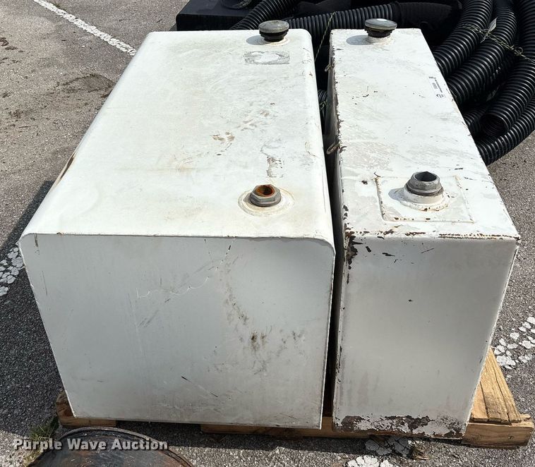 image for item EG8509 (2) auxiliary fuel tanks
