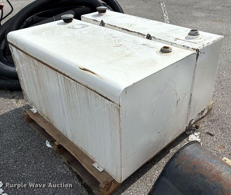 image for item EG8509 (2) auxiliary fuel tanks