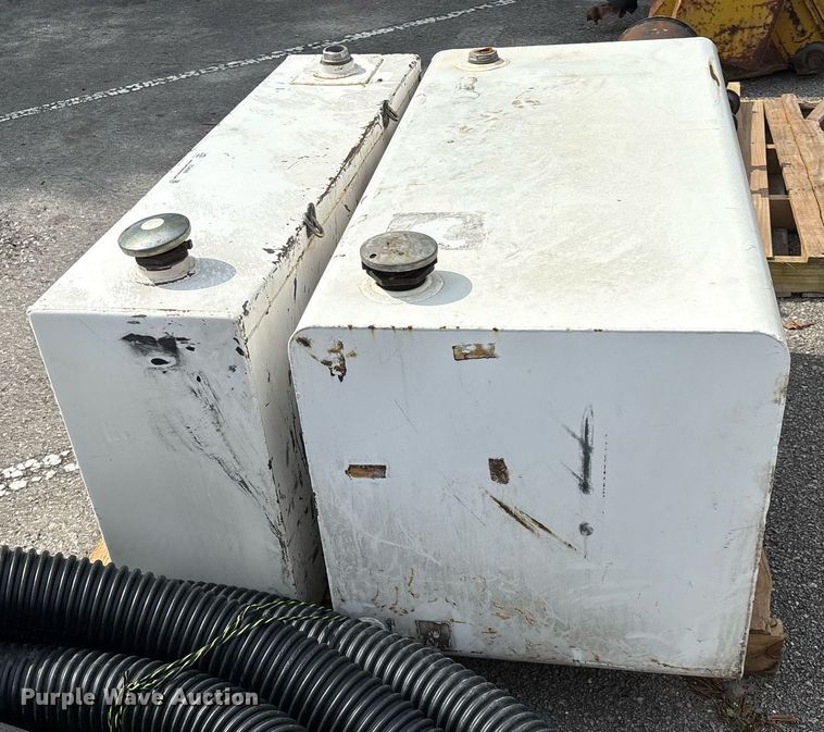 image for item EG8509 (2) auxiliary fuel tanks