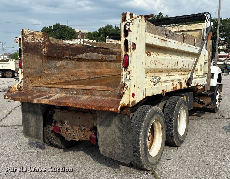 image for item EG8522 2011 International 7400 dump truck