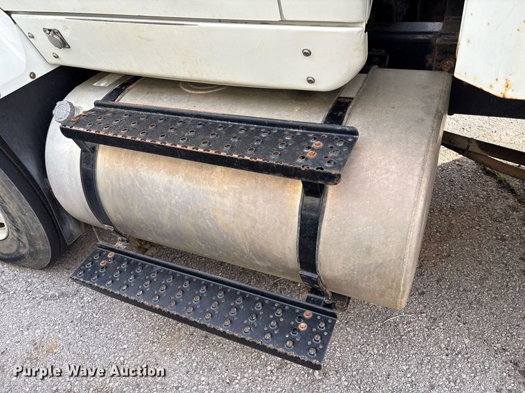 image for item EG8522 2011 International 7400 dump truck