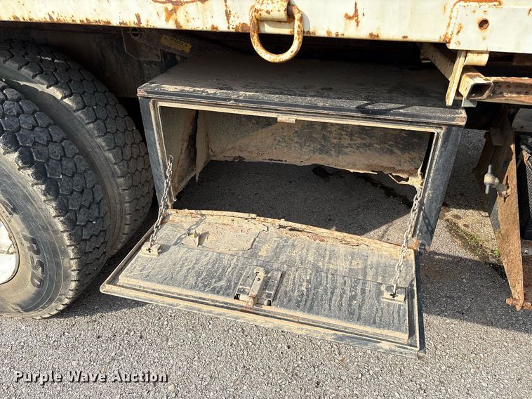 image for item EG8522 2011 International 7400 dump truck