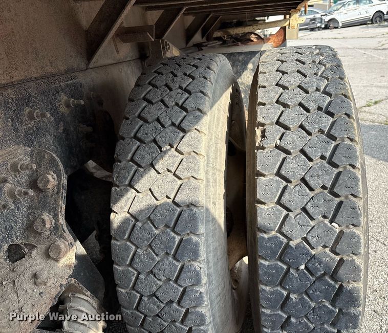 image for item EG8522 2011 International 7400 dump truck