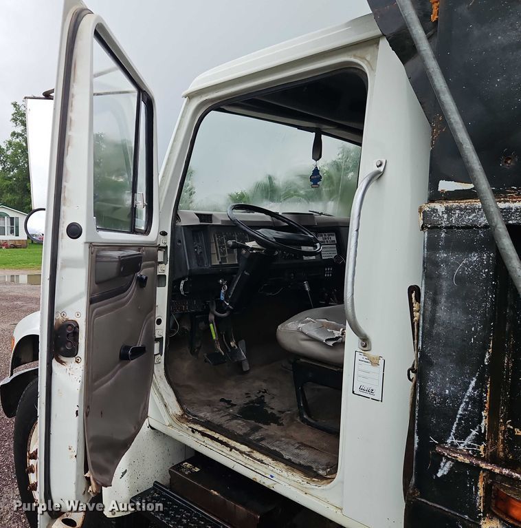 image for item EJ0085 2000 International 4700 dump truck